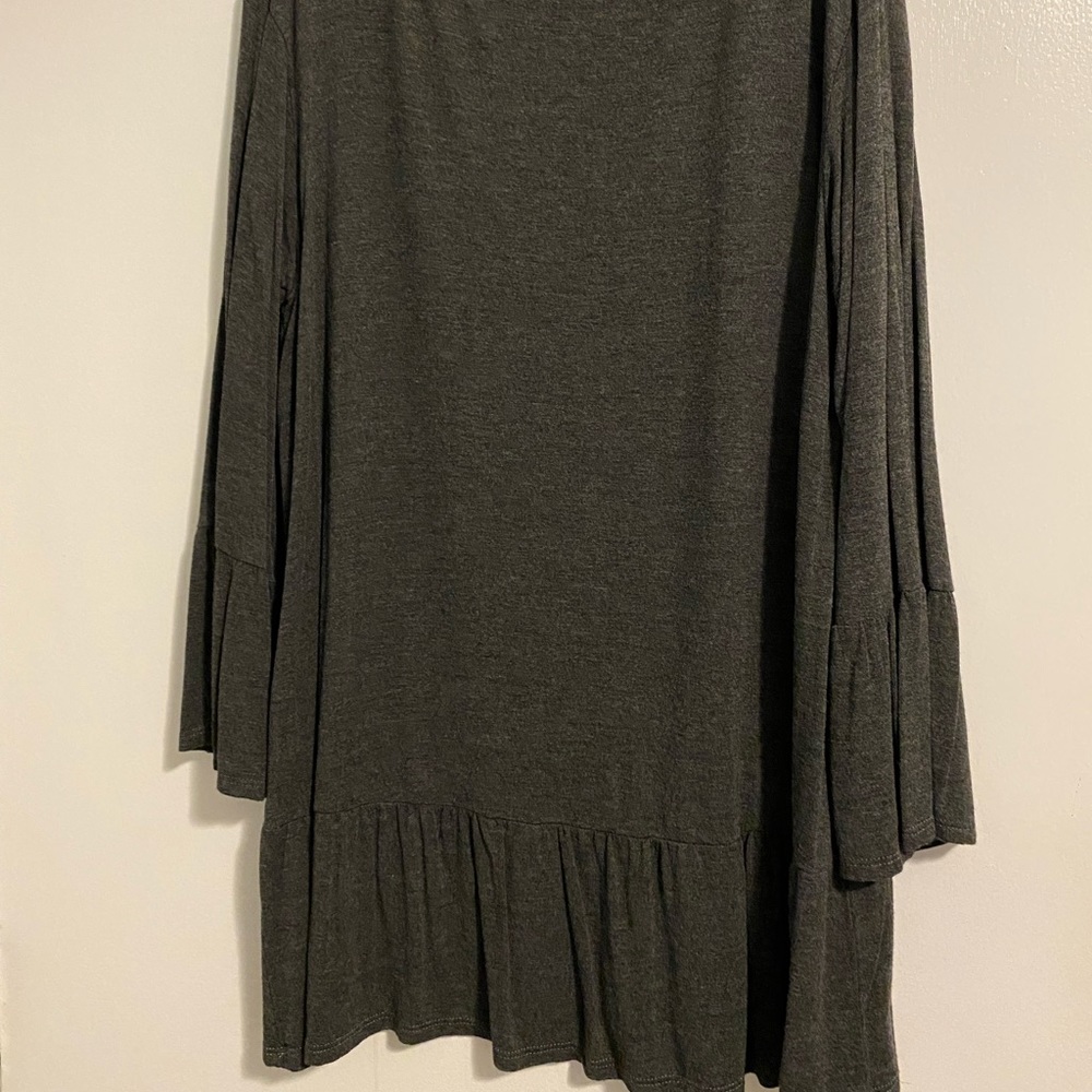Emerald charcoal gray top with long bell sleeves… ruffled bottom… 1X